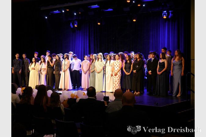 Foto: hl
Die Abschlussklassen 10R1 und 10R2 beim gemeinsamen Lied „Die With A Smile“.