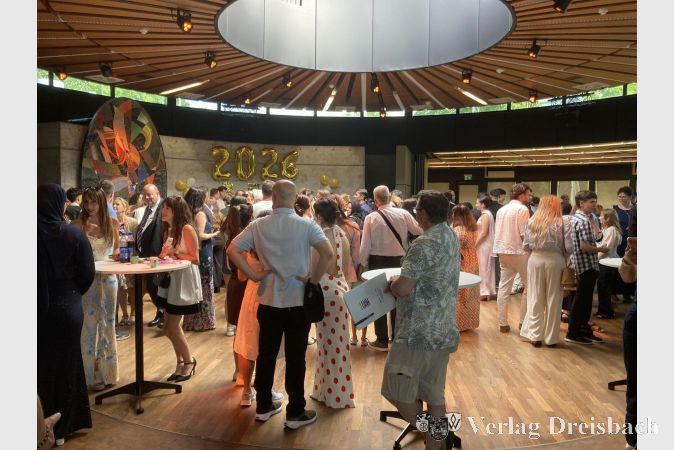 Foto: hl
Es ist geschafft. Zeit für Gespräche und Erinnerungsfotos im Foyer der Stadthalle.