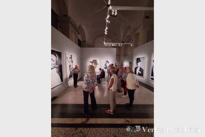 Foto: Werner Grundmann
Teilnehmerinnen und Teilnehmer im Landesmuseum Darmstadt während der Führung.