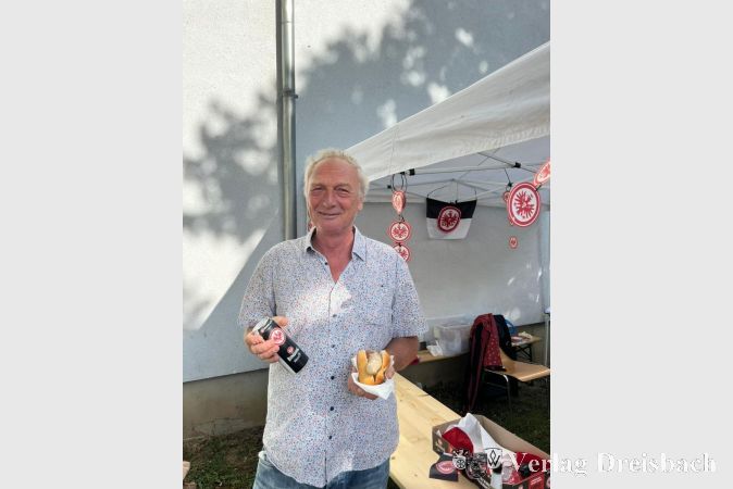 Foto: Stadtteilbüro
Eine Bratwurst und ein Bier – Eberhard Roth genoss sein Abschiedsfest.