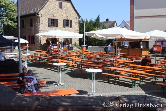 Foto: gus
Das Stadtfest hat immer wieder das Problem, dass die Lust der Flörsheimer, sich schon an den Nachmittagen bei Sommerhitze an die Tische zu setzen, eher gering ausgeprägt ist. Schade für die Anbieter und Unterhalter, aber nachvollziehbar.