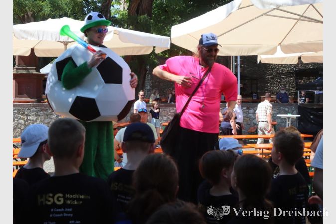 Foto: gus
Das Performance-Duo „Opus Furore“ richtete sich am Samstag optisch tagespolitisch am Thema Fußball aus, traf mit den Handballjungs der HSG Hochheim/Wicker allerdings nur auf begrenzte Resonanz.