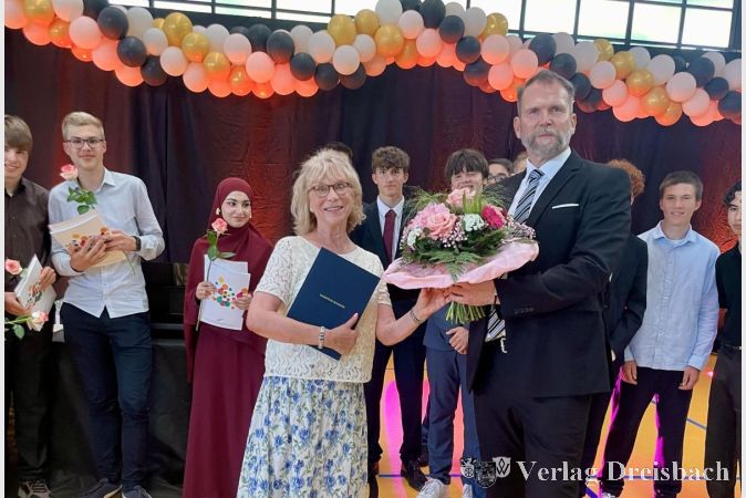 Foto: vdL
Die Gymnasialzweigleiterin Nicola van de Loo wurde feierlich in den Ruhestand entlassen.
