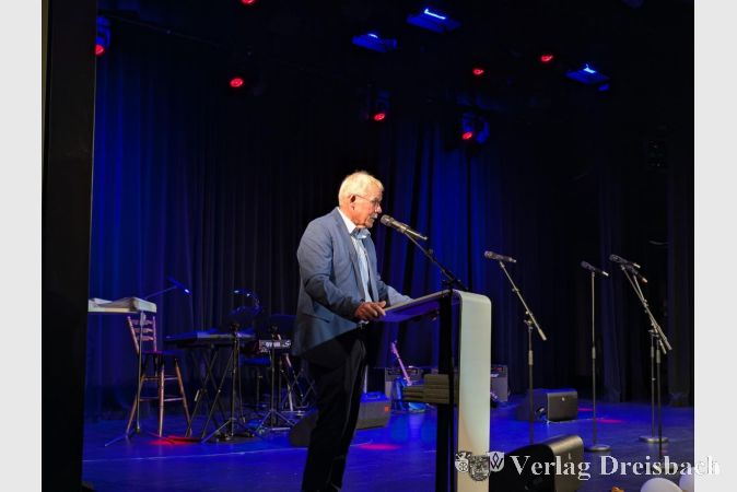 Foto: mpk
Stadtverordnetenvorsteher Georg Reuter machte die Abiturientinnen und Abiturienten auf die lokalen und regionalen beruflichen Möglichkeiten aufmerksam.