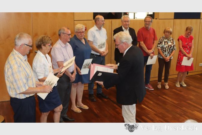 Foto: gus
Bürgermeister Bernd Blisch händigte die Urkunden aus.