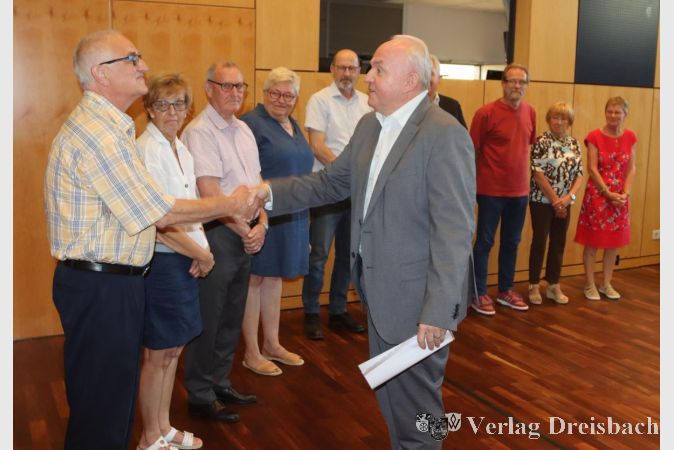 Foto: gus
Der neue Magistrat wird in zwei Akten ins Amt eingeführt: Zunächst gratulierte Stadtverordnetenvorsteher Michael Kröhle zur Wahl und nahm den Amtseid ab.