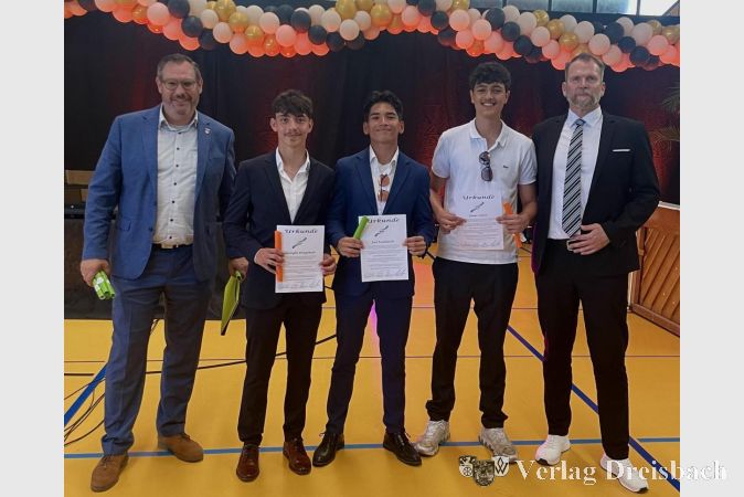 Foto: vdL
Urkunden für Engagement gingen an Gheorghe Dragoman, Joel Kucharski und Junus Simsir. Bürgermeister Christian Seitz (links) und Schulleiter Dr. Christoph Richter (rechts) gratulierten.