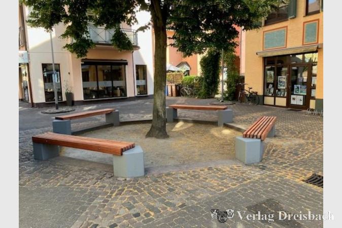Foto: Stadt Hattersheim
Die neuen Sitzbänke am Markt.