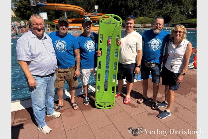 Foto: Stadt Hattersheim
V.l.n.r.: Bürgermeister Klaus Schindling, Franco Gueli, Ingo Sereda, Uwe Schultheis, Schwimmmeister Moritz Göbel und Schwimmeisterin Silke Schwenn.