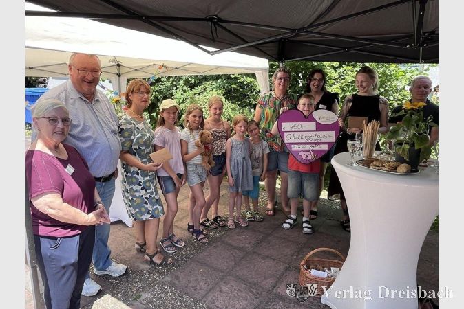 Foto: Stadt Hattersheim
Spendenübergabe im Hof des Schulkinderhauses. V.l.n.r.: Brigitte Seidler, Schulkinderhaus, Bürgermeister Klaus Schindling, Maria Neumann, Bärenherz Wiesbaden, Franziska Kerth, Schulkinderhaus und Ivana Blasevic, Schulkinderhaus sowie Laura Henke, Haus Sankt Martin und Klaus Störch, Haus Sankt Martin.