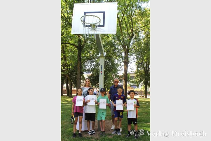 Foto: bfp
Das Foto zeigt die Jungen und Mädchen des Eddersheimer Kinderparlaments mit ihren Urkunden sowie Myriam Jung und Georg Reuter.