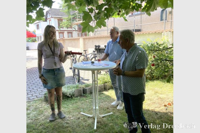Foto: hl
Nun hält Laura Henke den Staffelstab in der Hand. Daneben von rechts Klaus Störch und Georg Reuter.