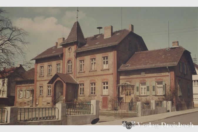 Foto: Heimatmuseum
Die alte Schule ist heute das Haus der Vereine, um 1963.