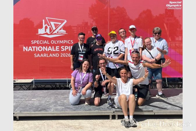 Foto: EVIM
Großer Erfolg für das Team des Schlockerhofs von EVIM: Bei den Nationalen Spielen der Special Olympics 2026 im Saarland gewannen die Athletinnen und Athleten insgesamt neun Medaillen und erreichten zahlreiche weitere Top-Platzierungen.
(hintere Reihe v.l.n.r.) Nicole Dehmer (Delegationsleiterin), Oliver Mäuer, Jessica Mäuer, Carmen Ecke, Silas Gaub, Simon Eilbert, Hanna Gaub, Claudia Mäuer
(vordere Reihe v.l.n.r.) Leonie Hädrich (Ehrenamtliche Helferin), Pierre Geisel, Tanja Klemm (Coach), Ralf Thies (Coach).
