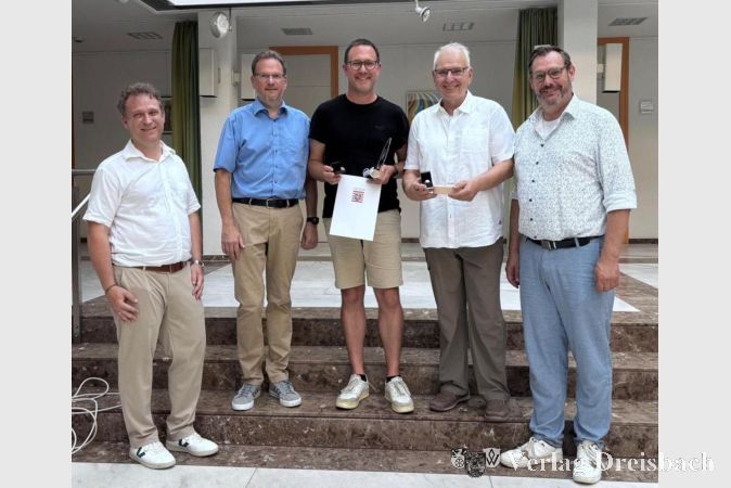 Foto: Gemeinde
V.l.n.r.: Erster Beigeordneter Martin Mohr, der Vorsitzende der Gemeindevertretung Alexander Feist, Moritz Koch, Bodo Knopf und Bürgermeister Christian Seitz.