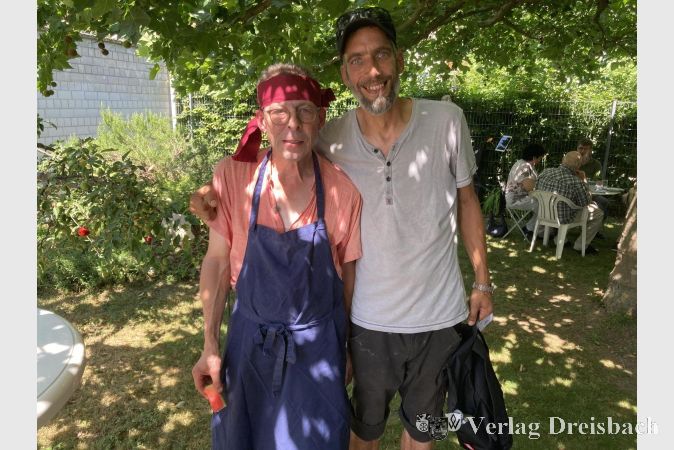 Foto: hl
Andreas (rechts) und Christoph Müller (Mitarbeiter des Hauses Sankt Martin), kennen sich seit zwölf Jahren. Andreas erinnert sich gerne daran, dass Christoph ihm damals erst einmal ein paar ordentliche Schuhe verpasst hat.