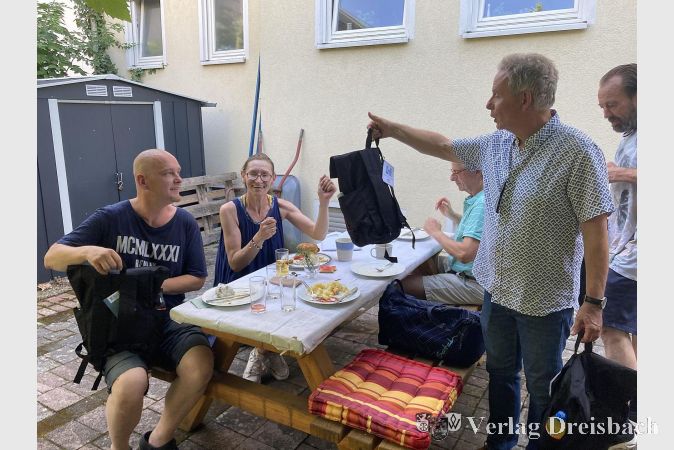 Foto: hl
Große Freude über das Geschenk – ein Rucksack aus recyceltem Material mit praktischem Inhalt.