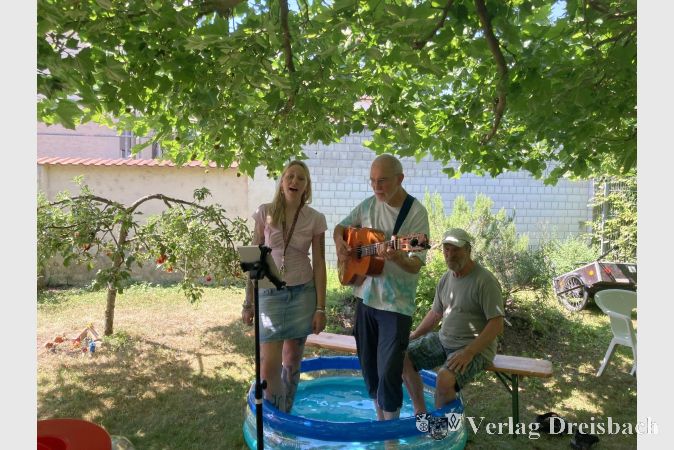 Foto: hl
„Wish you were here“. Die Gäste genossen den Gesang von Laura Henke, die von Chris Savage auf der Gitarre begleitet wurde.