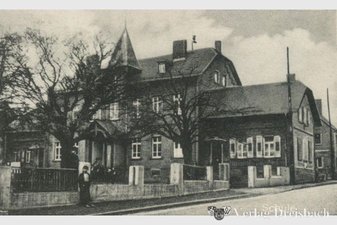 Foto: Heimatmuseum 
Schulgebäude in der Schulstraße, Ansichtskarte 1950er Jahre.