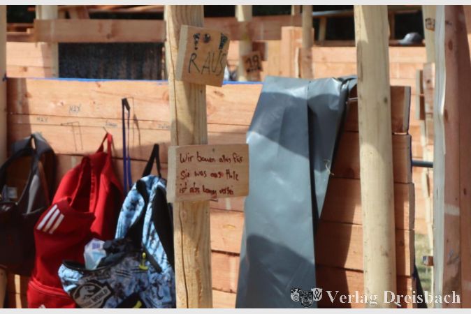 Foto: gus
"My Home Is My Castle"-Mentalität und freundschaftliche Dienstleistungen schließen sich nicht aus, zeigte die Hütte 10, wo die "Chicken Gang" residiert.