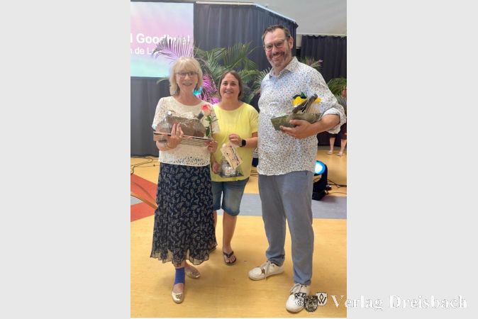 Foto: Gemeinde
Anerkennung von Eltern und Gemeinde. V,.l.n.r.: Nicola van de Loo, Elternbeiratsvorsitzende Melanie Hirt, Bürgermeister Christian Seitz.