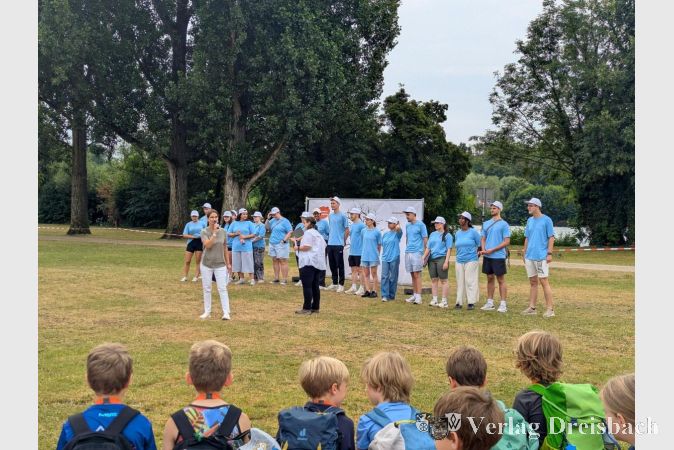 Foto: mpk
Vorstellung der Betreuungskräfte. Die insgesamt 21 Helfer sind an ihren einheitlichen Shirts und Kappen gut zu erkennen.