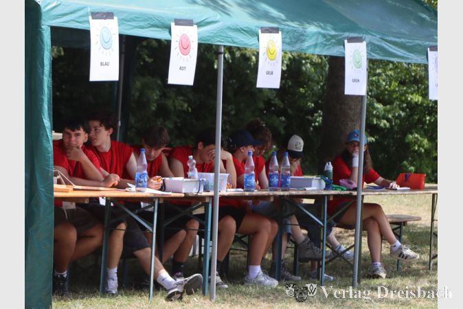 Foto: gus
In der letzten Stunde formieren sich die Helferinnen und Helfer, bei denen die Kinder täglich ihre Teilnehmerausweise abholen und abgeben, unterteilt in fünf Gruppen.