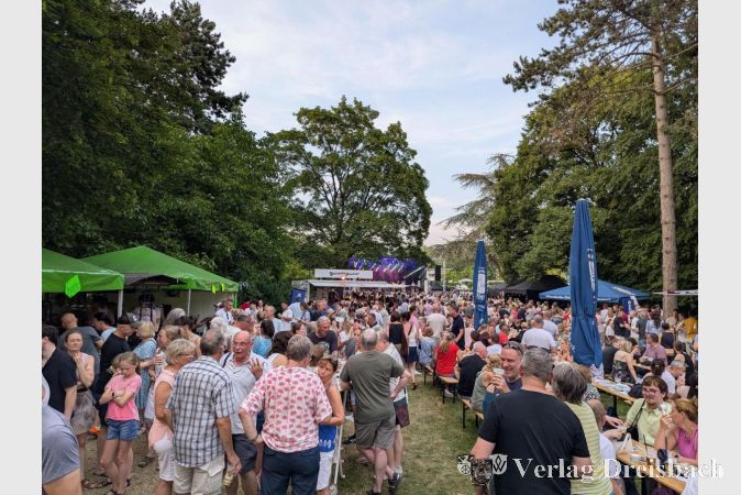 Foto: mpk
Großer Andrang trotz hoher Temperaturen: Das musikbegeisterte Publikum trotzte der Hitzewelle.