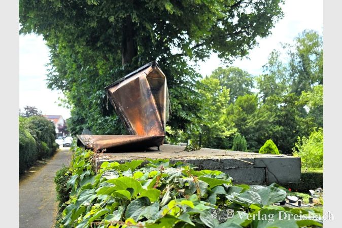 Foto: Stadt Hattersheim
Die Kupferabdeckung konnte zwar nicht gestohlen werden, ist jedoch so stark verbogen, dass sie ausgetauscht werden muss.