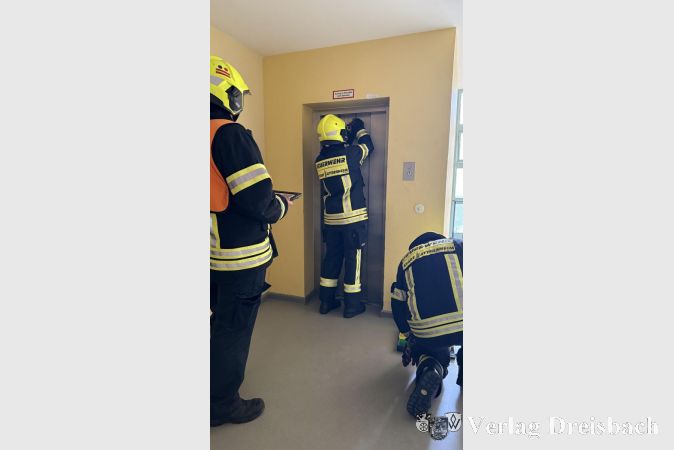 Foto: Feuerwehren Hattersheim
Aufzugsöffnung in der Hans-Riggenbach-Straße in Hattersheim.
