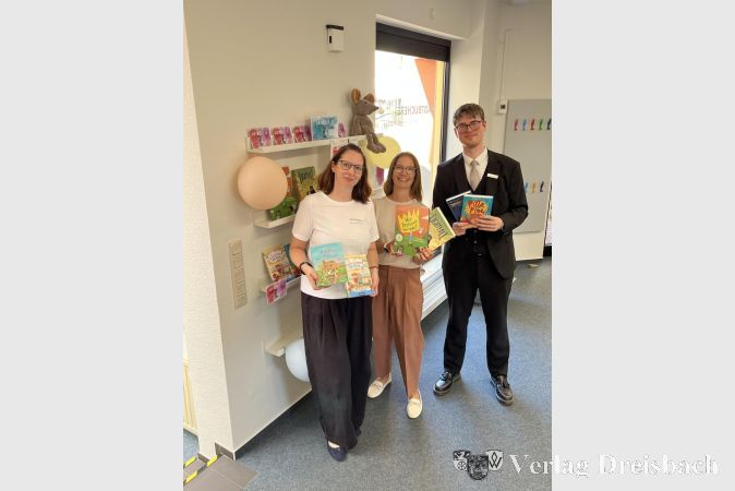 Foto: Stadt Hattersheim
V.l.n.r.: Die Leiterin der Stadtbücherei Katrin Laier-Nastev, die Erste Stadträtin Heike Seibert und Marc Leon Reinhard von der Naspa.