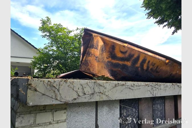Foto: Stadt Hattersheim
Die beschädigte Kupferabdeckung der Urnenwand.