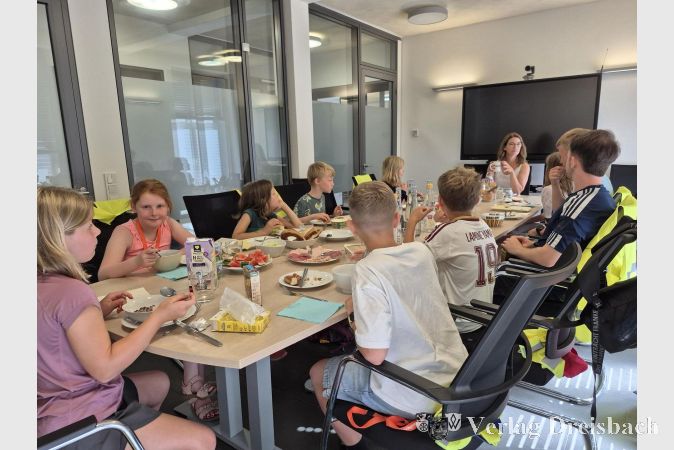 Foto: Stadt Hattersheim
Frühstück der Ferienspielkinder mit der Ersten Stadträtin Heike Seibert.