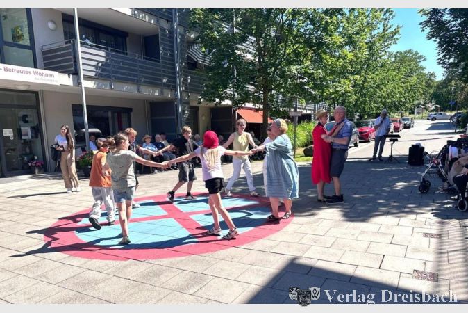 Foto: Kursana
Die Senioren und Kinder der Lindenschule tanzten beim Straßenkonzert vor dem Kursana Domizil gemeinsam.