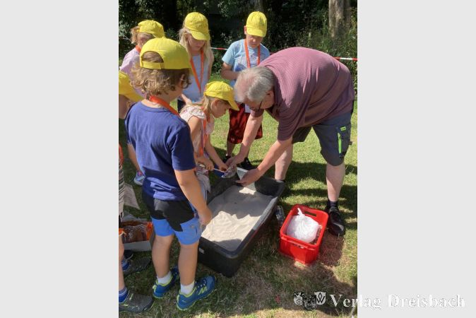 Foto: hl
Schatzsuche. Es ist spannend zu sehen, was versteckt im Sand liegt.