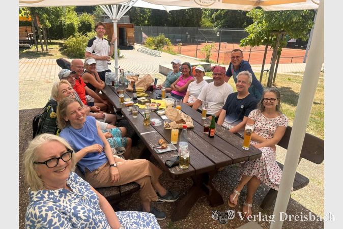 Foto: KTC
Die Mixed-Teams in fröhlicher Runde nach dem Abschluss aller Partien am Samstag.