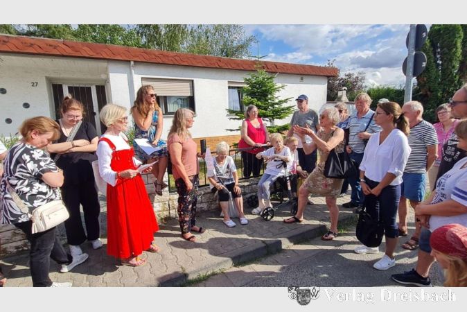 Foto: mpk
Am Treffpunkt in der Heddingheimer Straße entwicklete sich ein reger Austausch über Sorgen und Beeinträchtigungen durch den Neubau des Rechenzentrums.
