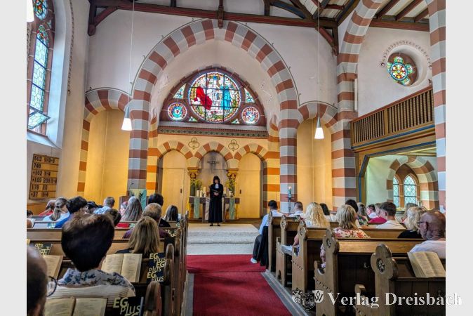 Foto: mpk
Pfarrerin Inghild Klodt begrüßte am Sonntag die Gläubigen aus Eddersheim, Flörsheim, Hattersheim, Okriftel und Weilbach.