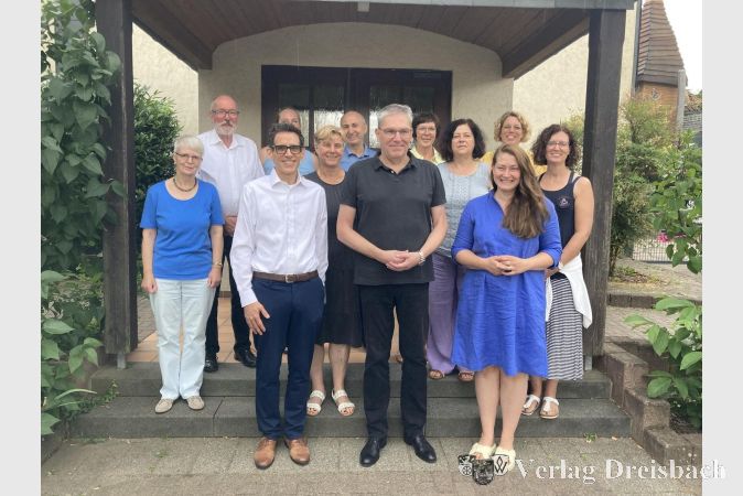 Foto: hl
Zum Abschied ein Gruppenbild vor der Evangelischen Auferstehungskirche. In der ersten Reihe von links: Thomas Milkowitsch, Pfarrer Reinhardt Schellenberg und Pfarrerin Melanie Khalil.