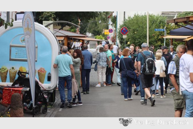Foto: gus
Heimischer Wein und eine steigende Breite bei den kulinarischen Angeboten kennzeichnen das Wickerer Weinfest.