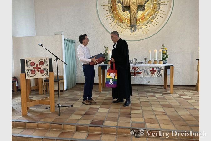 Foto: hl
Danke für den Einsatz in Kriftel. Thomas Milkowitsch (links) überreicht Pfarrer Reinhardt Schellenberg ein Präsent.
