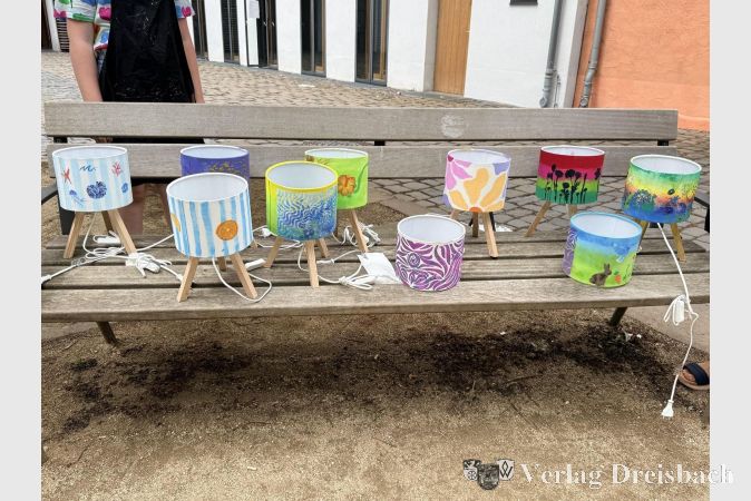 Foto: Stadt Hattersheim
Beim Kreativworkshop „Shine & Design“ wurden individuelle Tischlampen erstellt.