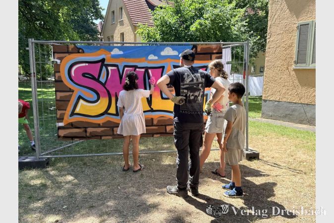 Foto: Stadt Hattersheim
Die Jugendlichen zeigten sich kreativ beim Graffiti-Workshop im Stadtteilbüro.
