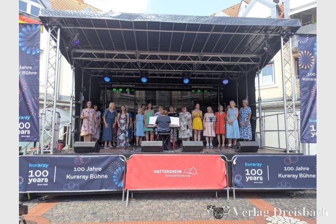 Foto: mpk
Auftritt der Krifteler "ChoryFeen" im Rahmen von "Hattersheim singt" auf der Marktplatz-Bühne.