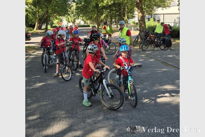 Foto: Gemeinde
Abfahrt an der Weingartenschule. Mit dem Fahrrad ging es zum Maislabyrinth in Liederbach.