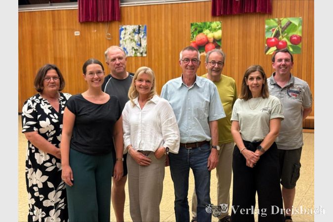 Foto: TuS
V.l.n.r.: Gaby Thiel (Volleyball), Caroline Roos ( Rhythmische Sportgymnastik), Matthias Brand (Handball),Anja Siebers (Fitness- und Breitensport), Franz Jirasek ( Vorsitzender), Hans-Jürgen Albert ( Kassenwart), Angelika Brand ( Schriftführung) und Manuel Tiedemann (Tischtennis). Es fehlen: Hans-Joachim von Kiel (Leichtathletik), Miriam Weckmann (Geschäftsstelle) und Sven Dost (Vereinsheim).