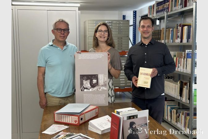 Foto: Stadt Hattersheim
V.l.n.r.: Klaus Störch, die Erste Stadträtin Heike Seibert und Stadtarchivar David Stefan bei der Übergabe der Publikationen.