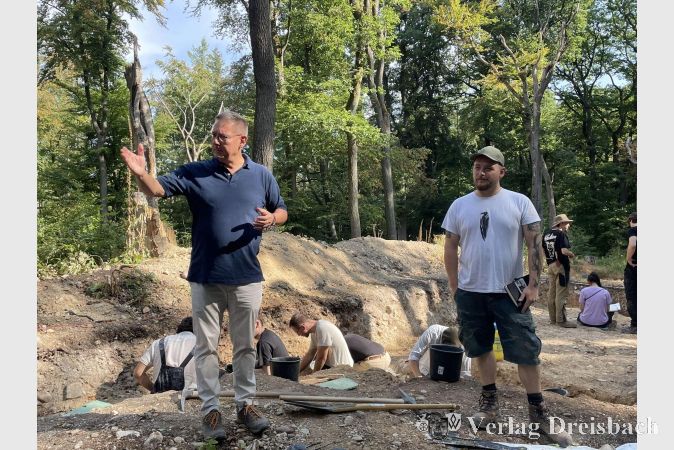 Foto: Stadt Hofheim
Projektleiter Prof. Dr. Detlef Gronenborn (links) vom LEIZA und Grabungsleiter Ferenc Kántor vor der mit Steinen ausgekleideten Grabanlage.