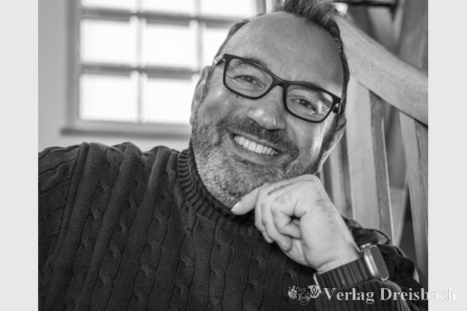 Foto: Lars Denis Unger
Lars Denis Unger ist Fotograf, Autor und Gestalter aus Frankfurt.