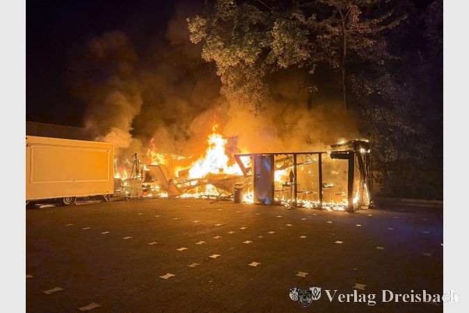 Foto: Feuerwehren Hattersheim
In der Nacht zum Samstag mussten die Feuerwehren der Stadt Hattersheim am Main einen brennenden Imbissstand löschen